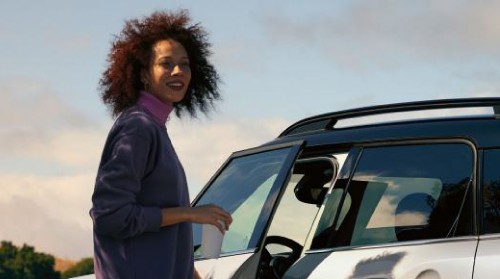 THE NEW MINI CROSSOVER PHEV.